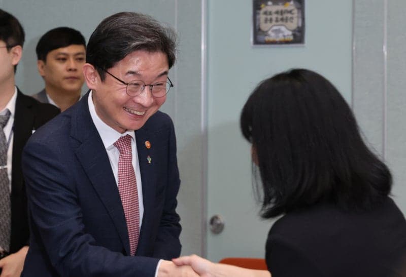 이억원 금융위원장, 성수동 출근길 커피차 열고 청년미래적금 가입 독려 "청년 자산형성 사다리 될 것"