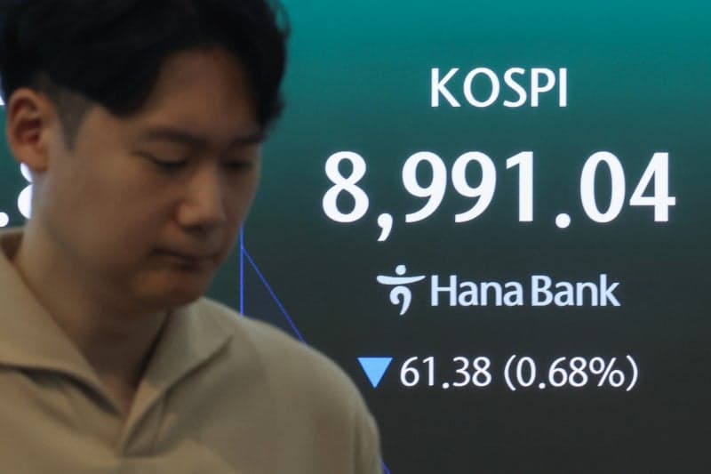 코스피, 외국인 1조원대 순매도에 9000선 내줘…코스닥은 상승