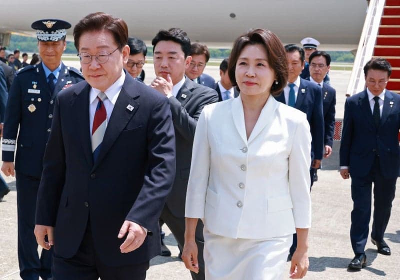 “묵묵한 내조 감사”…이 대통령 부부, 민주당 의원 배우자 靑 초청 오찬