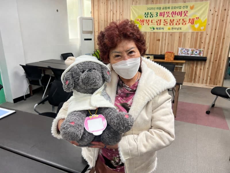 전남도, AI 반려견 활용 독거노인 우울감 개선효과 '뚜렷'… "트로트도 함께"
