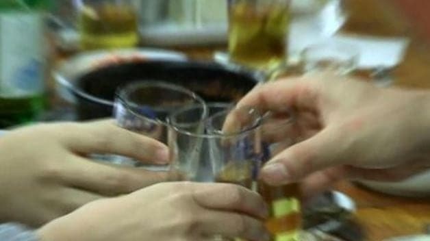 "오늘도 먹었는데…" 성형외과 의사가 뽑은 '못생겨지는 음식' 1위는 알코올