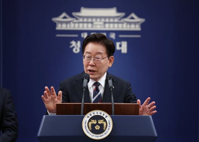 李대통령 지지율 첫 '데드크로스'에 靑 "엄중하고 겸허하게 받아들여…국민 걱정 세심히 살필 것"