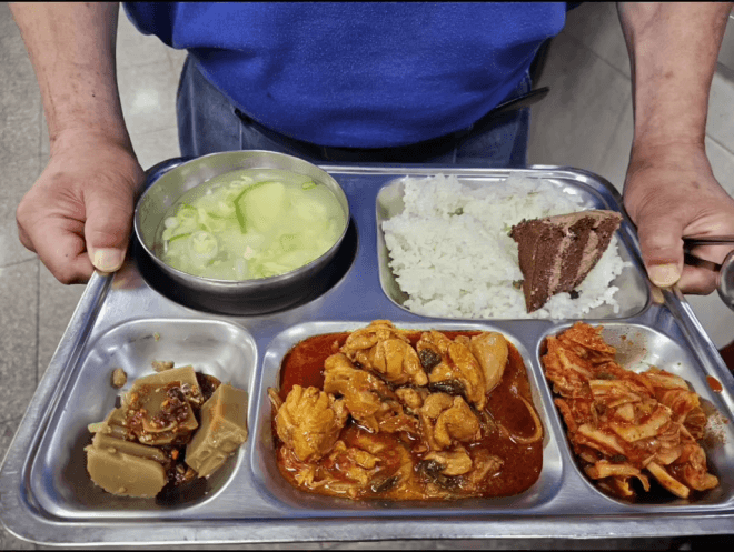 “밥 위에 케이크 뭐냐” 무료급식 나눔봉사에 쏟아진 악성 댓글 논란