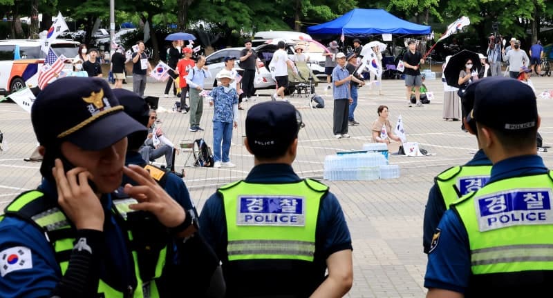 잠실 개표소 시위 중 경찰관에 침 뱉고 욕설한 40대 여성 현행범 체포