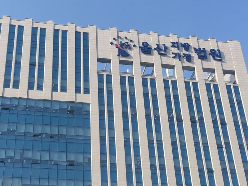 "내 아내 쳐다봐?" 얼굴 걷어차 영구 실명시킨 50대 징역 2년