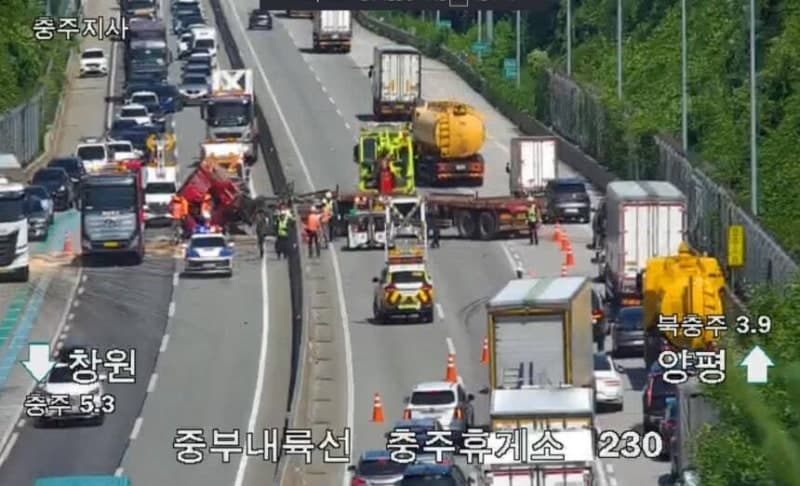 60대 운전자 중상, 중부내륙고속도로서 트레일러 중앙분리대 뚫고 반대차선으로