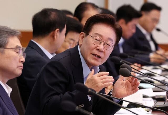 이 대통령 "환율 1500원 중반대, 펀더멘털에 비해 너무 과해...시간이 문제"