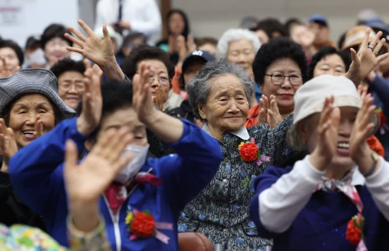 저출산·고령화에 노년층 가사노동 소비 유년층 추월…여성, 남성보다 7.7배 가사 부담