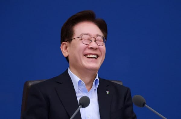 이 대통령 "석유 최고가격제 유지하고 가격 낮춰야…물가 부담 최소화"