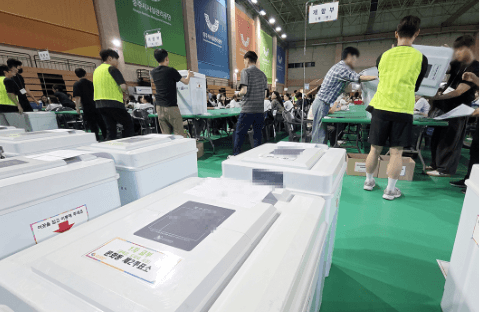 "새벽에 뒤집힌 124표"… 충주시장 선거, 결국 전면 '수작업 재검표' 간다
