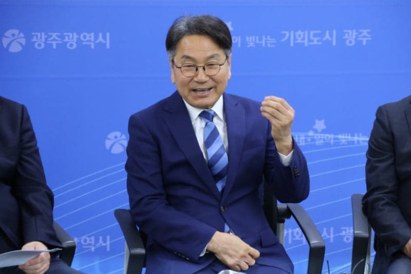 강기정 광주시장 "민주주의 수호·도시성장, '한 손에 민주주의, 다른 한 손에 부강한 광주' 약속 지켜 뿌듯"