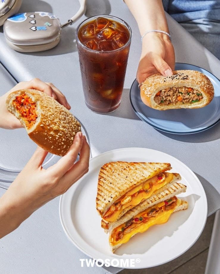 "가볍지만 맛있는 한 끼" 투썸플레이스, '스내킹' 유행 맞춰 파니니·구운 고로케 출시