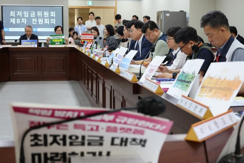 “시급 1만2000원” vs “동결해야 산다”…최저임금 협상 막 올랐다