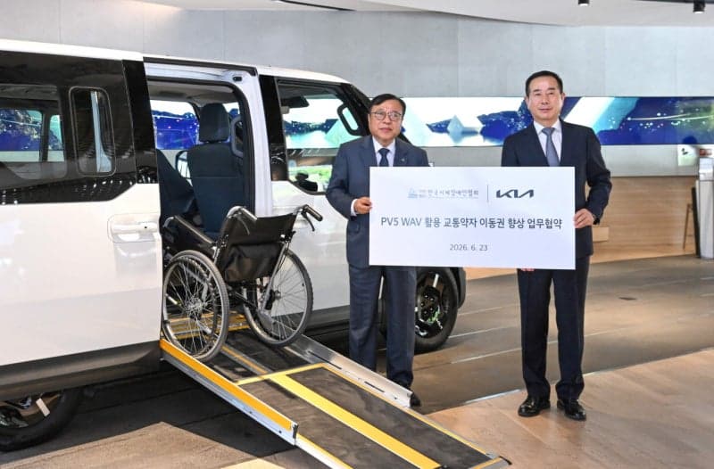 기아, "PV5 WAV"로 교통약자 이동권 넓힌다…지체장애인협회와 맞손