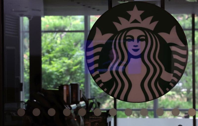스타벅스 앱 설치 2주 새 절반으로 '뚝'…결제액은 유지