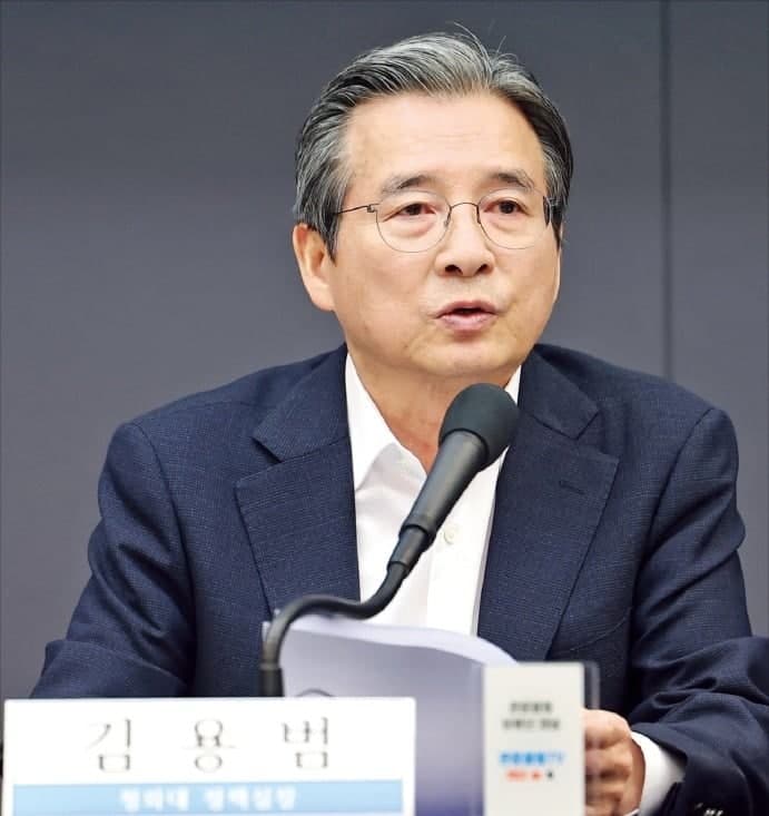 김용범 "주택 닥치고 지어야…지방 반도체 클러스터 논의 막바지"
