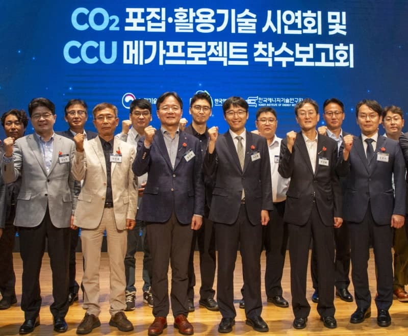 LG화학, 버려지는 CO₂로 지속가능항공유 만든다…CCU 기술 실증 착수