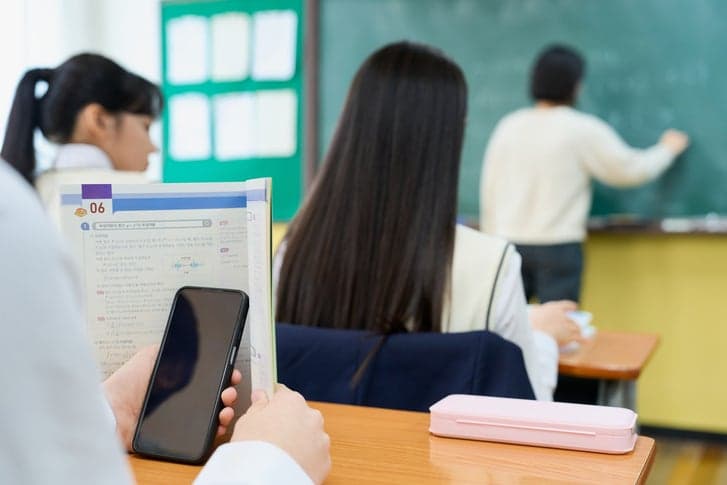 "이상한 것 볼까봐" 학부모 98% "미성년자 스마트폰 사용 제한해야"