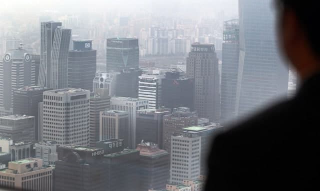 거래대금 100조원에도 못 웃는 증권주…"금리 부담에 단기 접근 추천"