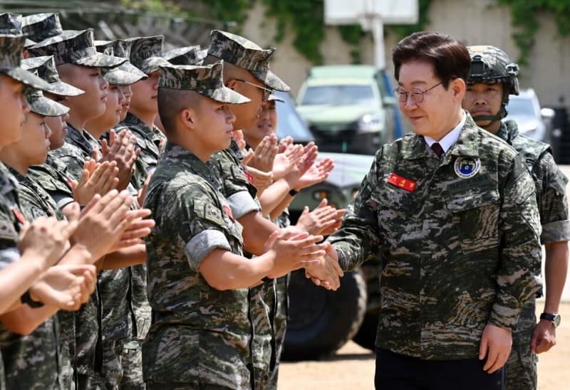 이 대통령, 연평부대 방문 "특별한 희생에는 특별한 보상"…"첨단 과학기술로 재무장" 강력한 군대 강조