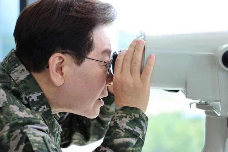 이 대통령, 연평도서 NLL 中 불법조업 선박에 "단속 선박 상주시켜야, 방치 안 돼"