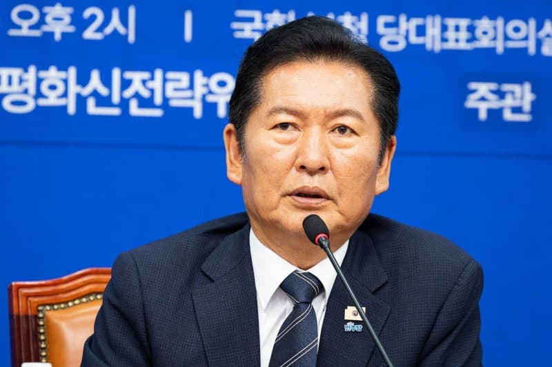 정청래, 민주당 대표직 사퇴하며 연임 도전 공식화…"이재명 대통령 끝까지 지킬 것"