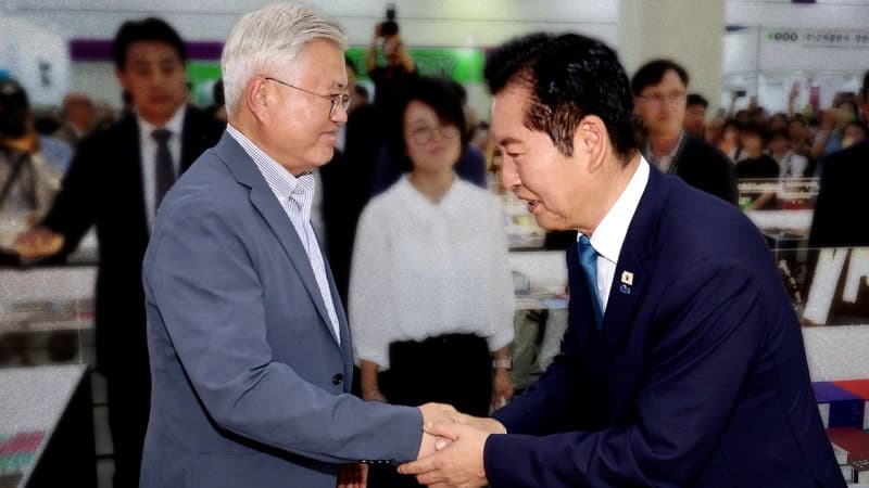 "이재명" 36번 외친 정청래, 대표직 사퇴 후 첫 행보로 '문재인' 조우