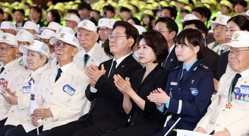 李대통령 부부, 6·25 76주년 기념행사 참석…"전쟁 걱정 없는 평화로운 한반도" 강조