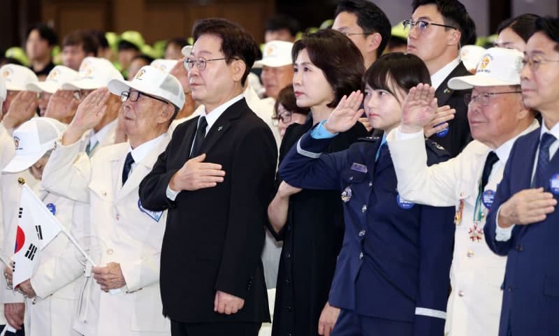 李대통령 "전쟁없는 평화의 한반도 만들 것"…"특별한 희생, 특별한 보상" 강조