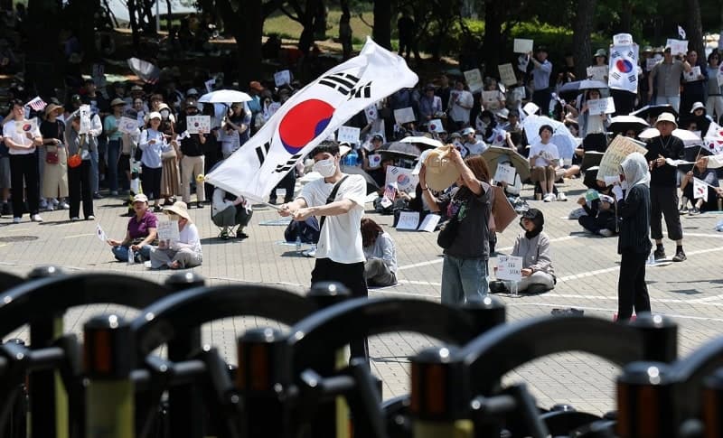 잠실 개표소 시위 40대 여성 구속, 경찰 폭행 논란