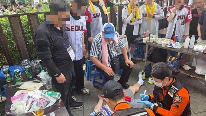 “암표 단속 중이라 다행”…잠실 야구장 노점 단속팀, 쓰러진 70대 LG트윈스 팬 구조