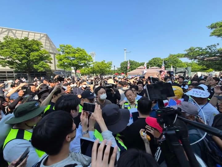 “돌로 내리쳐” “마카로 눈 찔러” 신체 추행까지…‘올공시위’ 40건 수사 중