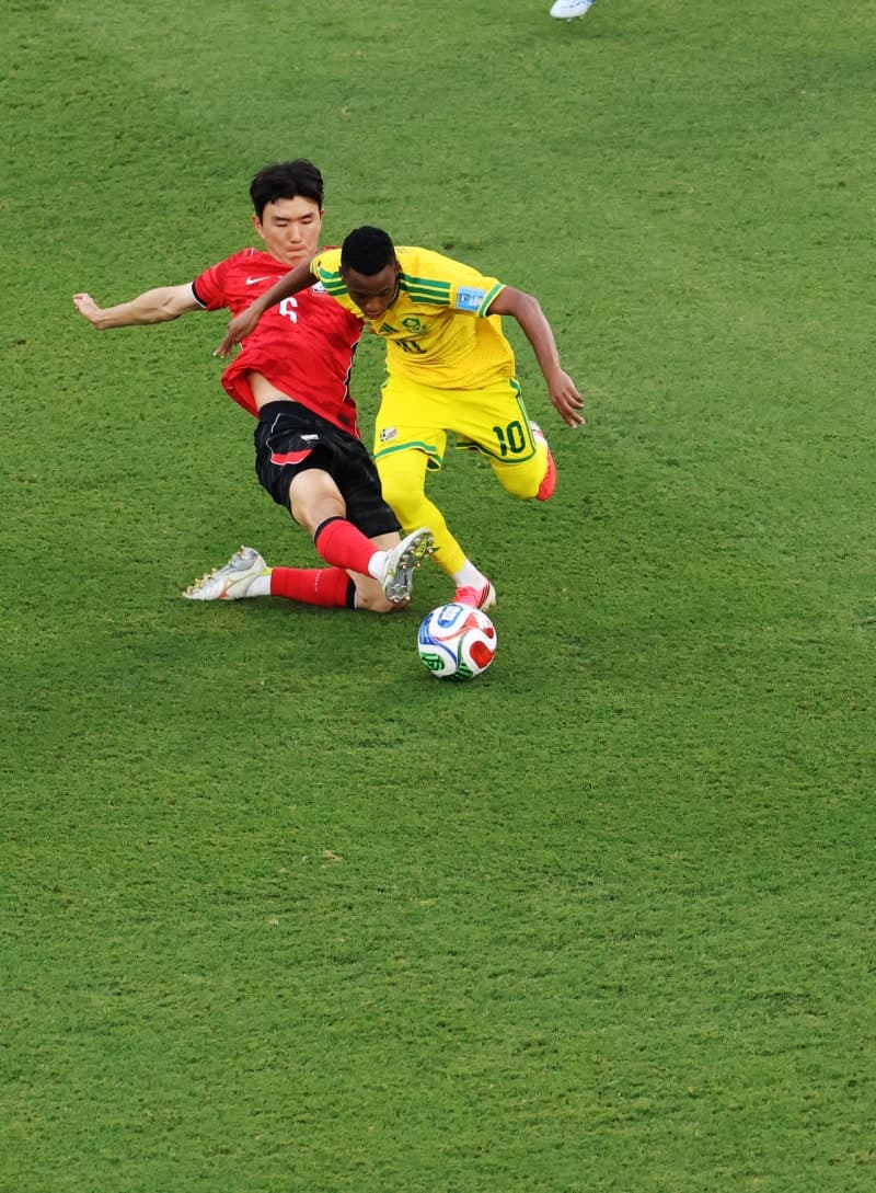 한국 패배 인터뷰 중 남아공 승리 자축에…황인범 "예의 지켜달라" 마찰