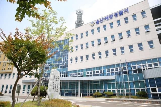 李대통령, 부산 어선 전복 사고에 "가용 자원 총동원해 인명 구조" 지시