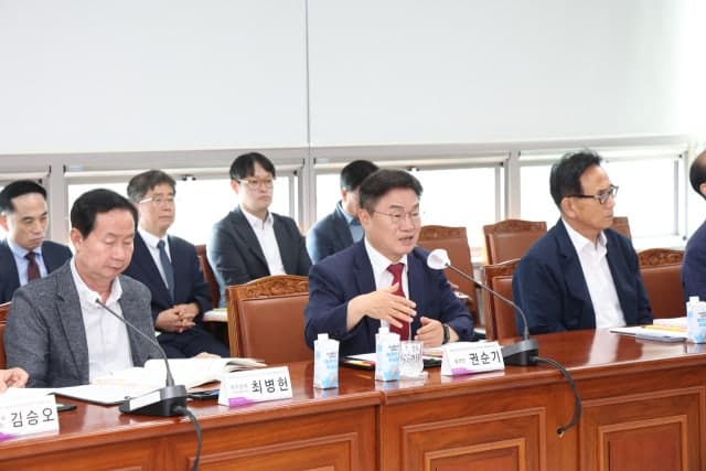 권순기 경남교육감 당선인 "교육 본질은 돌봄" 강조, 19개 직속기관 업무보고 청취