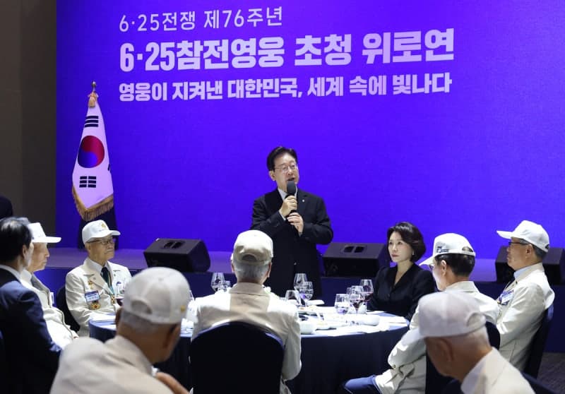 李대통령 부부, 수원 팔달문시장 깜짝 방문…“우리 어머님 같아 눈물 나요” 민심 청취