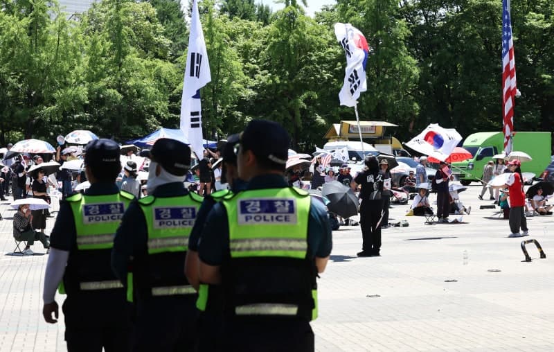 “경찰 얼굴 찍고 침까지”…잠실 개표소 시위 40대 여성 구속영장 신청