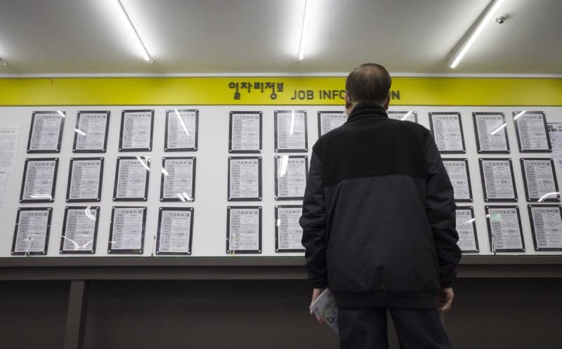 구직자 5명 중 1명은 '60대'…20대와 선호직종-임금 달라
