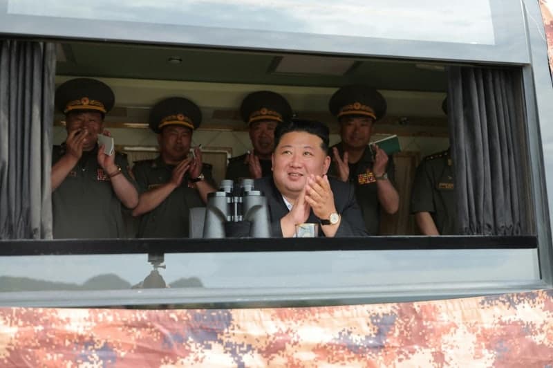 김정은, 6·25에 대남 타격용 무기시험 참관…"남부국경 화력태세 변화"