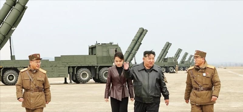 김정은, 6·25 맞아 대남 타격용 신형 방사포·미사일 시험 참관…"높아진 공격태세 적들이 알게 할 것"