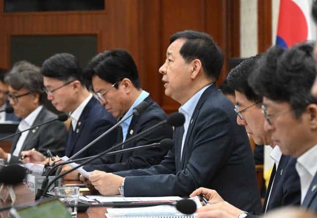 정부, 물가 안정 총력…공공요금 동결·1조원 투입