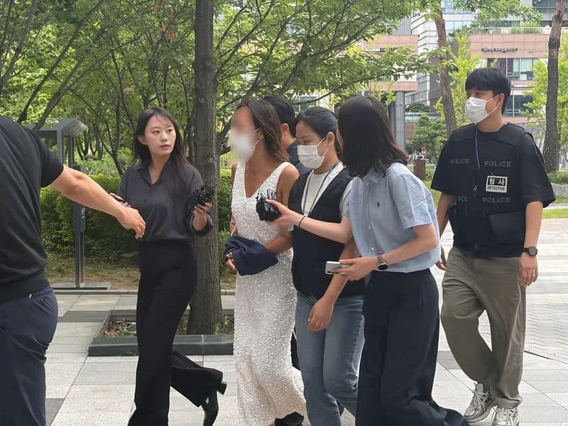 경찰에 침 뱉은 '잠실 시위' 40대 여성 구속…"나도 목 졸렸다, 억울하다"