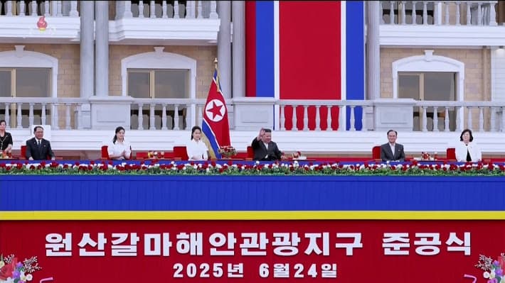 김정은, 신설 '갈마관광역' 시찰 "전국 철도역 일신" 지시