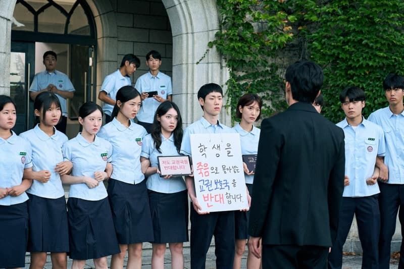 '참교육' 흥행에 교육부 '교권보호과' 신설 검토…교총 "국으로 격상해야"