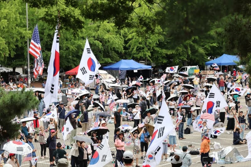 "선관위 직원 경찰복 입고 탈출" 227만 속인 유튜버 검거, 수익 노린 허위 영상 유포