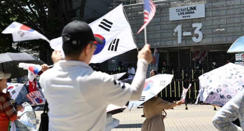 23일째 '잠실 개표소 봉쇄 시위'…홍대 일대서도 '재선거' 요구 집회