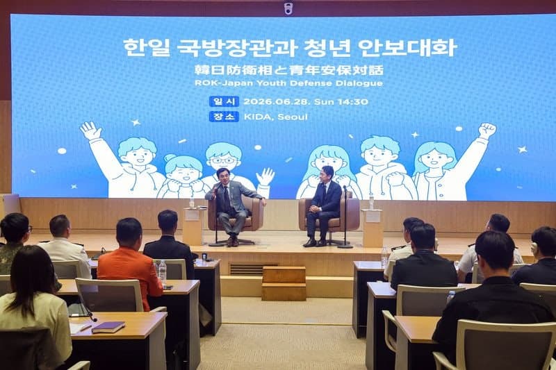 한일 국방장관, 청년 50명과 '안보대화' 및 친선 탁구대회…"미래지향적 관계 발전 필요"