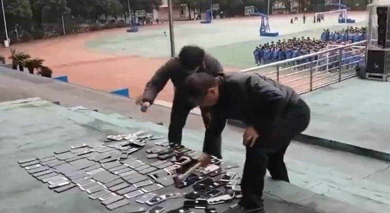 中학교, 학생들 앞에서 압수한 휴대전화 100여대 '박살'…교육당국 조사 착수