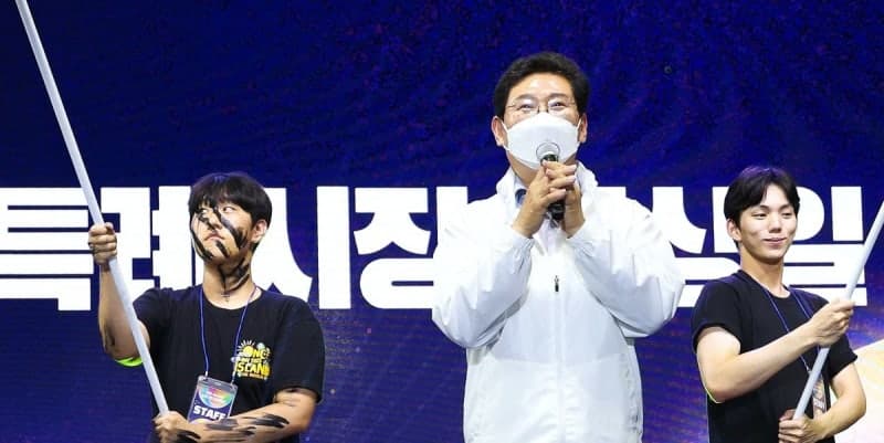 용인포은아트홀 야외광장, 김연자·홍이삭 공연에 3000명 열광…이상일 시장 "용인은 대학 연극 성지"