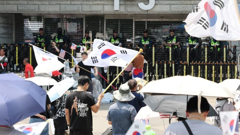 경찰, 잠실시위 '여자 핸드볼 주니어 대표팀 무단 수색' 피의자 조사…'서부지법 사태' 변호사 동행